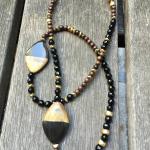 Long collier perles onyx noir, bois et corne.