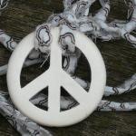 Collier lien Peace and Love blanc
